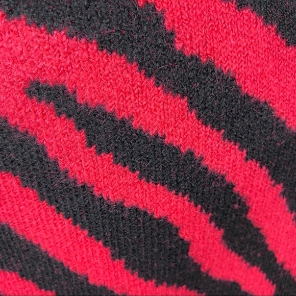 French Connection TIGER JACQUARD CREW NECK SWEATER. Pink and black. Winter warm - Picture 11 of 13